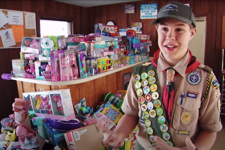 Boy Sells Popcorn and Raises $11,300 to Buy Christmas Presents for Vulnerable Children